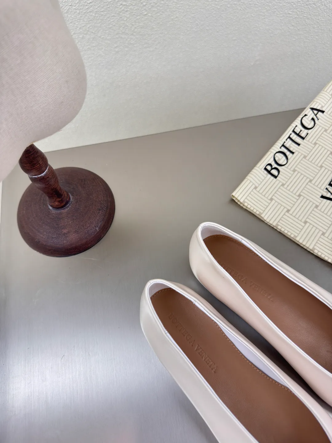 👟👟Ex-factory price 640👟👟 BV women's Sofia ballet shoes leather ballet shoes silver family elements woven series high version small round toe essential for commuting BV early autumn series are so beautiful💯 The use of elegant materials in shoes is intellectual, elegant and capable, full of high-end sense✅The design is beautiful~~ The fabric is made of original consistent lambskin and the shaping technology pursues the perfection of the internal process✅ Heel The foot pads are made of lambskin, never sloppy 🆚Original💯 Outsole technology Brand classic The new season uses Italian genuine leather outsole with clear dyeing technology and rubber square technology 💯 Comfortable and high-end flat design makes travel more comfortable and confident 35 36 37 38 39 40 41 42 (40 41 42 customized code number) Equipped with original packaging Hot glue process logo cloth bag